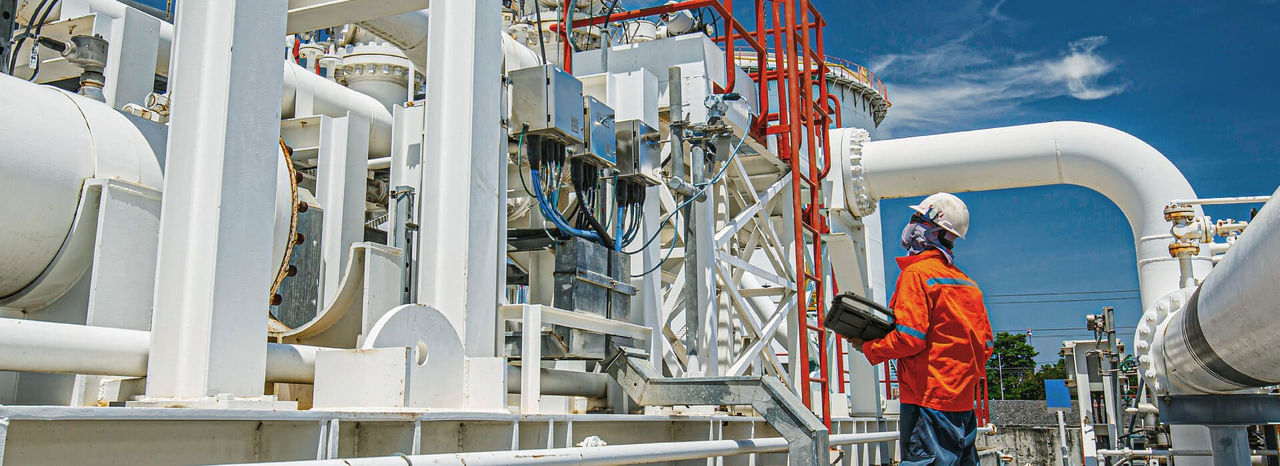 Technicien industriel avec tablette Getac ZX10-EX